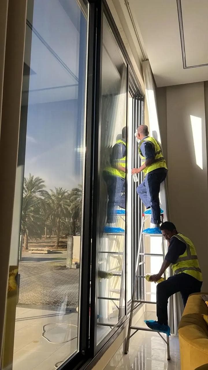تنظيف زجاج داخلي كبير في منشأة ضيافة فاخرة