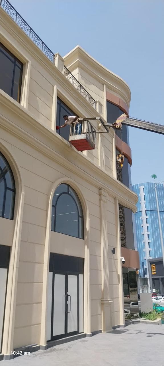 تنظيف نوافذ فيلا فاخرة باستخدام رافعة وصول خارجية